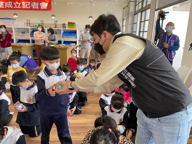 市议员罗廷玮今天进行巧智拼球捐赠仪式，并于学校内成立巧妙智慧教室，提供孩子们更有趣的不插电coding学习。(市议员罗廷玮提供)