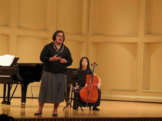 活跃于乐坛的声乐家、知名广播主持人黄瑞芬（左）15日因心肌梗塞在家过世，享寿58岁。（陈俐亨提供）