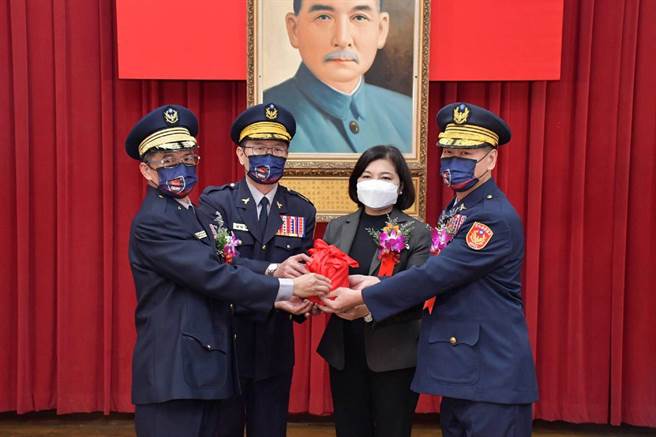 云林县警察局长李谋旺（右）上任，与眾人缅怀故局长朱宗泰贡献。（云林县警察局提供／张朝欣云林传真）