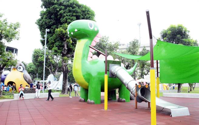 屏东县境内特色公园林立，已成不少亲子假日出游首选。（林和生摄）