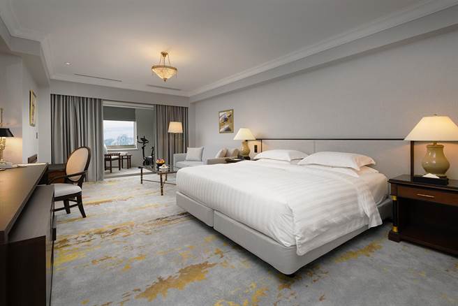 汉来新客房採用大量银灰冷色调与局部刷金装饰，并配置褐棕色系柚木家具，营造典雅知性的轻奢风格。（汉来提供／柯宗纬高雄传真）