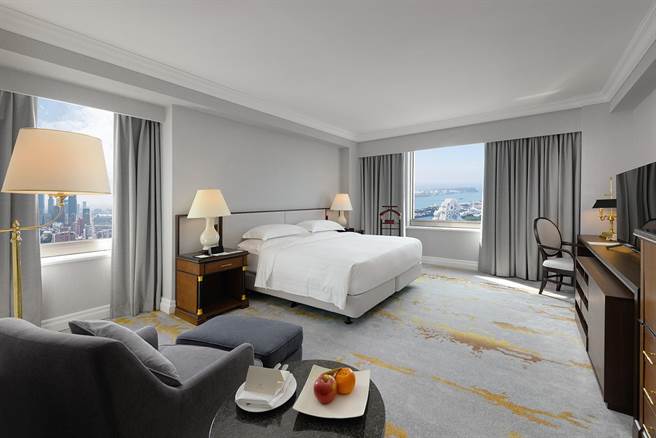 汉来新客房採用大量银灰冷色调与局部刷金装饰，并配置褐棕色系柚木家具，营造典雅知性的轻奢风格。（汉来提供／柯宗纬高雄传真）