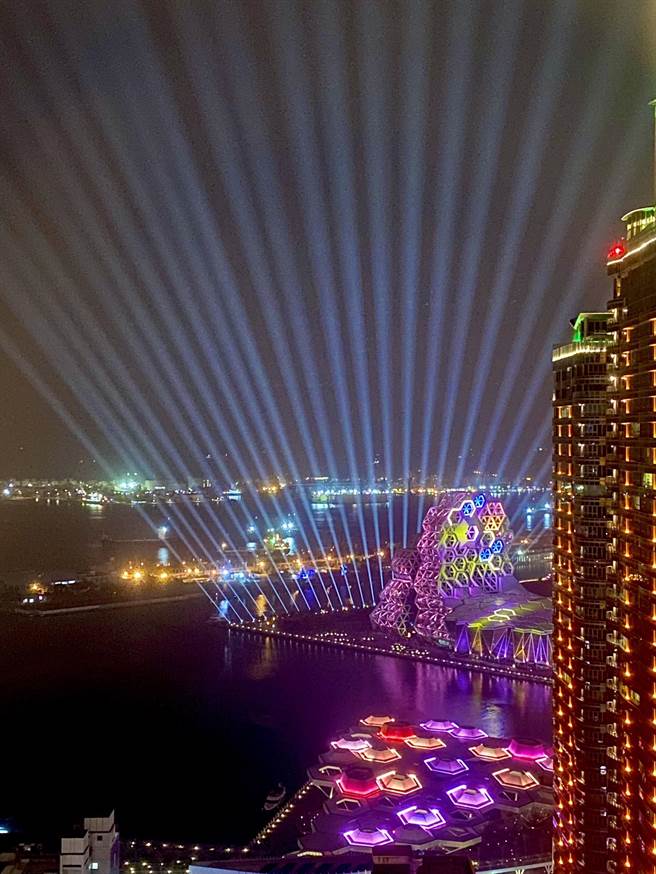 汉来座落在港景第一排，日前圣诞节灯会可从客房直接远眺，拥有绝佳的view。（汉来提供／柯宗纬高雄传真）