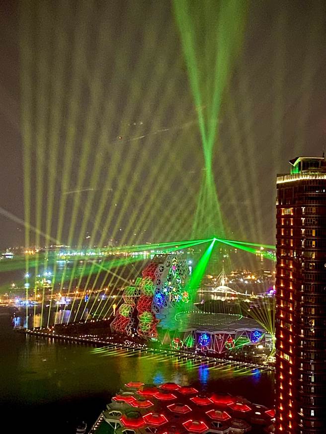 汉来座落在港景第一排，日前圣诞节灯会可从客房直接远眺，拥有绝佳的view。（汉来提供／柯宗纬高雄传真）