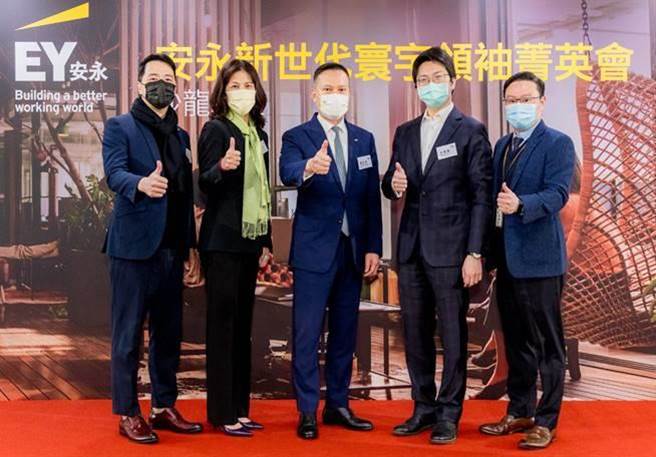 （左起依序为安永联合会计师事务所家族企业传承规划及税务谘询服务执业会计师林志翔、税务服务部营运长刘惠雯、所长傅文芳、AVA天使投资平台创办人暨CEO方俊杰、安永联合会计师事务所审计服务部执业会计师陈智忠。图／安永提供）
