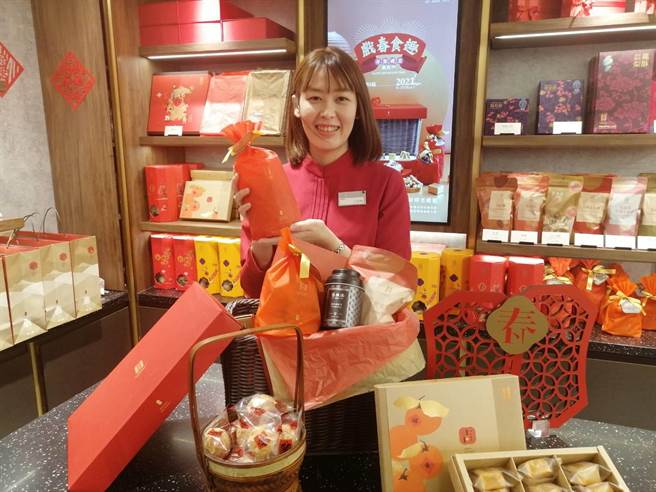 旧振南今年以「戏春食趣」为主题，搭配童趣插画，推出一系列春节应景礼盒。（冯惠宜摄）