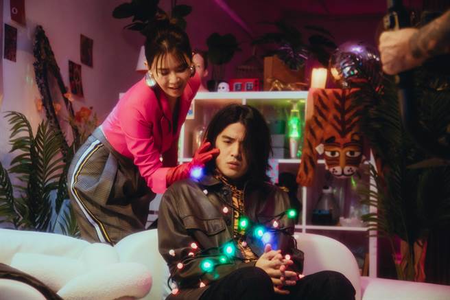 陈思涵邀请相识30年的欧阳伦演出MV。（希望之夏音乐创意提供）