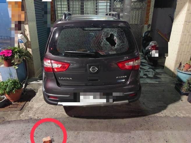 陈男因心情不好，拿砖块砸毁铁道街上的路边自小客车挡风玻璃。（翻摄照片／石秀华高雄传真）