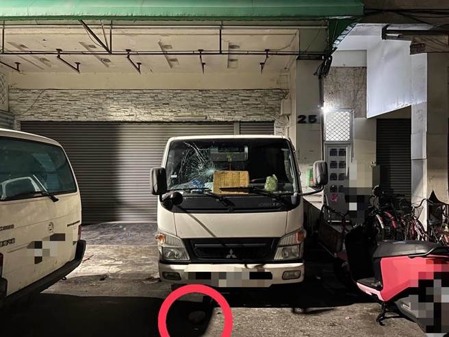 铁道街上的1辆自小货车前方挡风玻璃遭陈嫌拿石块砸毁。（翻摄照片／石秀华高雄传真）