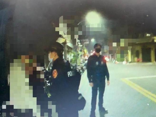 警方趋前盘查涉案的陈姓嫌犯，陈嫌坦承砸毁3辆车。（翻摄照片／石秀华高雄传真）