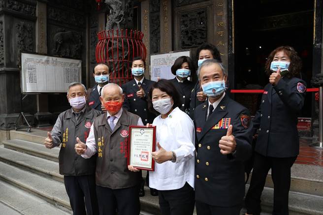 嘉義市長黃敏惠頒發感謝狀感謝嘉義城隍廟熱心公益。（廖素慧攝）