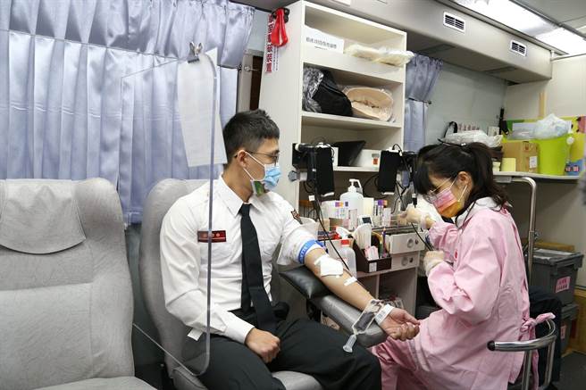 寒冬加疫情，血荒嚴重 ，嘉義市消防局打火弟兄挽袖捐血。（廖素慧攝）