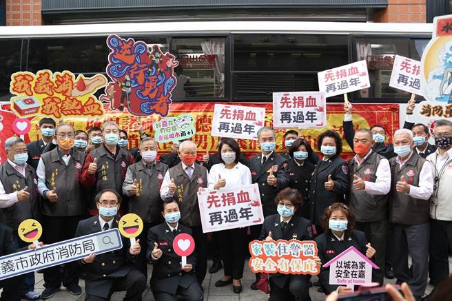 嘉義市長黃敏惠（中）偕嘉義城隍廟董監事籲請各界捐血助人。（廖素慧攝）