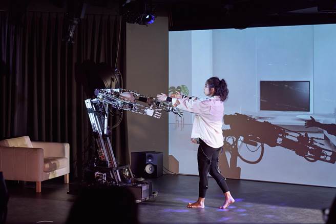 王連晟《客廳》的精彩演出片段。（台中國家歌劇院提供／陳淑芬台中傳真）