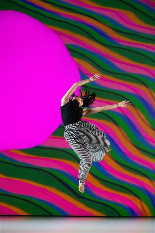 雲門舞集總監鄭宗龍《霞》的精彩演出片段。（台中國家歌劇院提供／陳淑芬台中傳真）