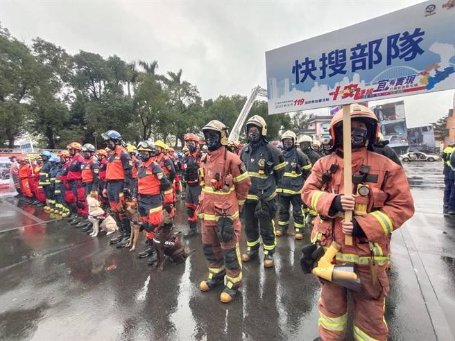 侯友宜市長主持「十安連線 宜有實現」打造安全新北城校閱暨演練活動，除展示公共安全維護能量外，並呈現十箭齊發、十安連線公安計畫。(新北市消防局提供)
