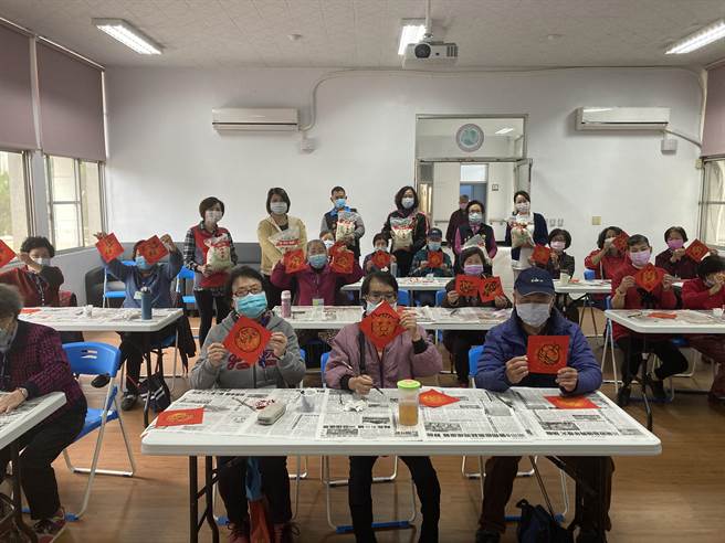 南投醫院長照據點，長輩揮毫迎新春。（南投醫院提供／廖志晃南投傳真）