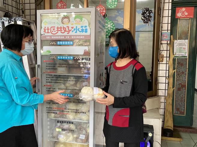 紀經儀牧師將在地愛心店家捐贈的物資交至有需要的民眾手中，推動互助助人的善循環。(基督教芥菜種會提供)