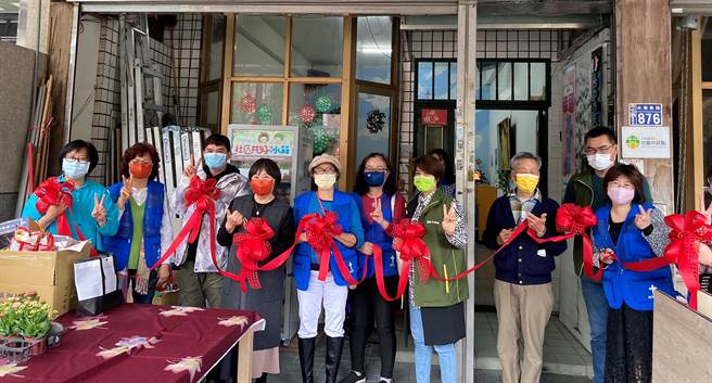 恩泉教會紀經儀牧師（左一）、芥菜種會社區發展處中區組長李佩娟（右四）、愛心店家與志工們為社區共好冰箱啟用剪綵，象徵互助、共好的理念正式在南屯扎根。(基督教芥菜種會提供)