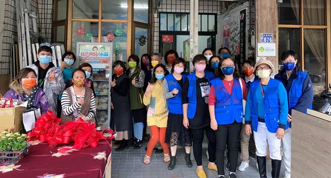 居民前來領取愛心物資，一同見證芥菜種會與恩泉教會致力服務社區的心意。(基督教芥菜種會提供)