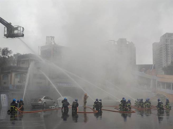 十安連線隊伍進行消防與警察之聯合演練。現場演練部分包含模擬公安聯合稽查、警匪械鬥演練、建物滅火搶救及坍塌搜救作業等情境，真實呈現市府團隊在災害現場衝鋒陷陣，守護市民的英勇雄姿。(新北市消防局提供)