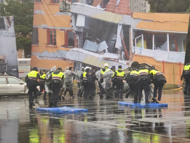 十安連線隊伍進行消防與警察之聯合演練。現場演練部分包含模擬公安聯合稽查、警匪械鬥演練、建物滅火搶救及坍塌搜救作業等情境，真實呈現市府團隊在災害現場衝鋒陷陣，守護市民的英勇雄姿。(新北市消防局提供)