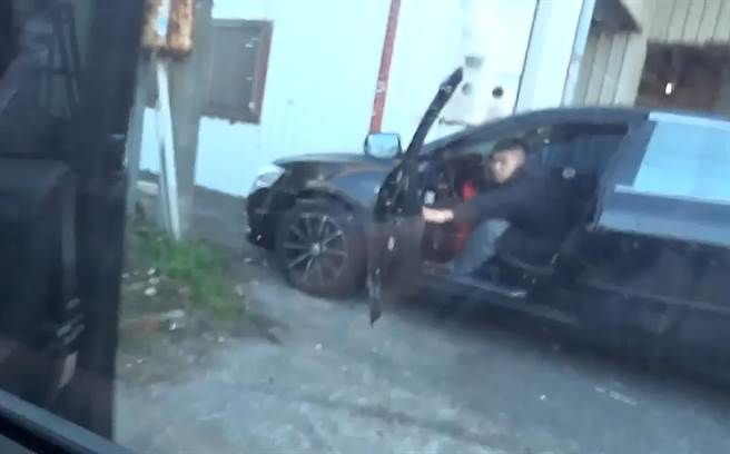 天道盟成員賴嫌見警方圍捕，還來不及關車門，就加速逃離。（霧峰分局提供／黃國峰台中傳真）