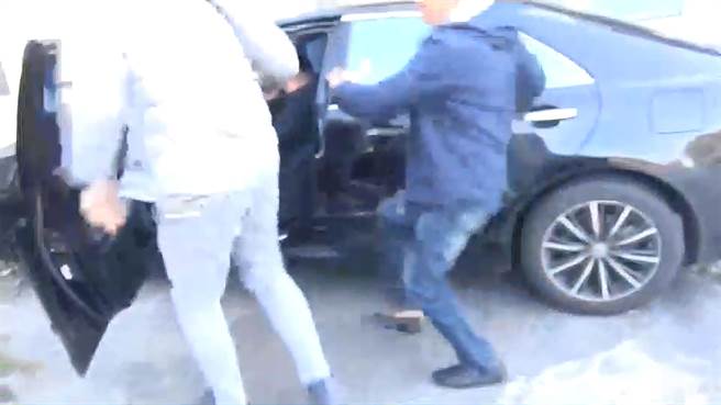 天道盟成員賴嫌見警方圍捕，還來不及關車門，就加速逃離，張小隊長及唐偵查員，一馬當先衝上去阻止，唐偵查員被後退的車門掃倒。（霧峰分局提供／黃國峰台中傳真）