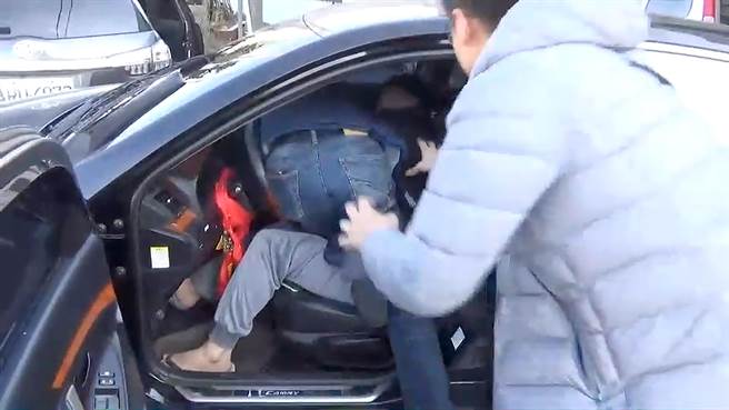 天道盟成員賴嫌見警方圍捕，還來不及關車門，就加速逃離，張小隊長鑽入車內爭奪車輛控制權，其他隊員則從外猛拉賴嫌。（霧峰分局提供／黃國峰台中傳真）