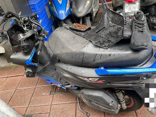 20歲鐘姓男子今（17日）上午10時許，酒後騎機車行經新北市中和區中和路、永貞路口，鐘男疑因煞車不及，直接衝撞正要轉彎的公車。（翻攝畫面）