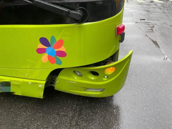 20歲鐘姓男子今（17日）上午10時許，酒後騎機車行經新北市中和區中和路、永貞路口，鐘男疑因煞車不及，直接衝撞正要轉彎的公車。（翻攝畫面）