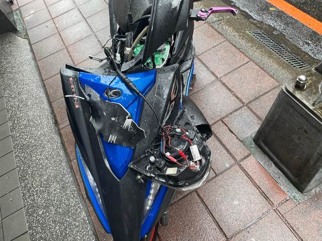 20歲鐘姓男子今（17日）上午10時許，酒後騎機車行經新北市中和區中和路、永貞路口，鐘男疑因煞車不及，直接衝撞正要轉彎的公車。（翻攝畫面）