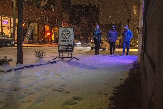 冬季风暴袭击美东，估计23万5000人一度无电可用。(图／美联社)