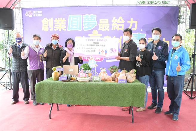 青农林嘉兴，专注研发无毒豌豆，搭建温室，并用次氯酸水等有机资材，以环保且对人体及环境无害的方式防治豌豆的病虫害，不仅更青脆好吃，还缩短採收期，彰化县颁发30万元青年创业金。（吴敏菁摄）