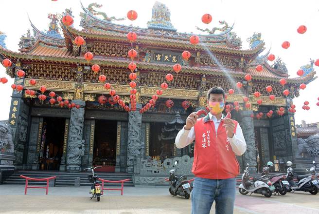 屏东市归来慈天宫农历春节将举办掷筊送汽车活动，邀请民眾一同前来试手气。（林和生摄）