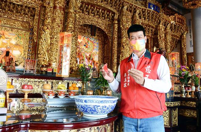 屏东市归来慈天宫农历春节将举办掷筊送汽车活动，不少信徒已摩拳擦掌、等着到场试手气。（林和生摄）