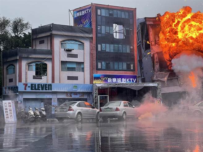 演練安排火藥爆破，震撼力十足。（王揚傑攝）