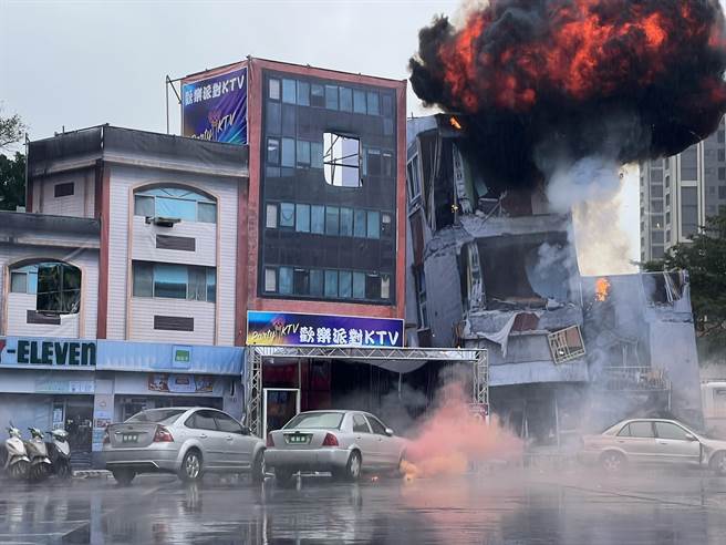 演練安排火藥爆破，震撼力十足。（王揚傑攝）