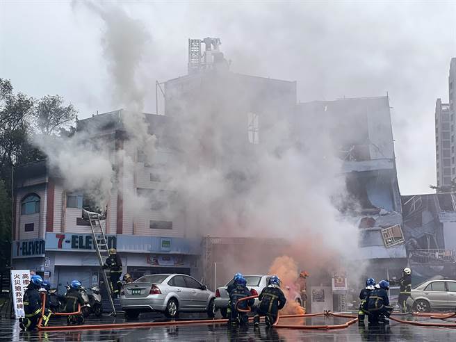 火災搶救演練逼真。（王揚傑攝）