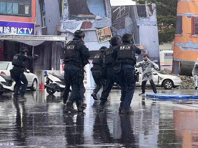 霹靂小組圍捕持械歹徒。（王揚傑攝）
