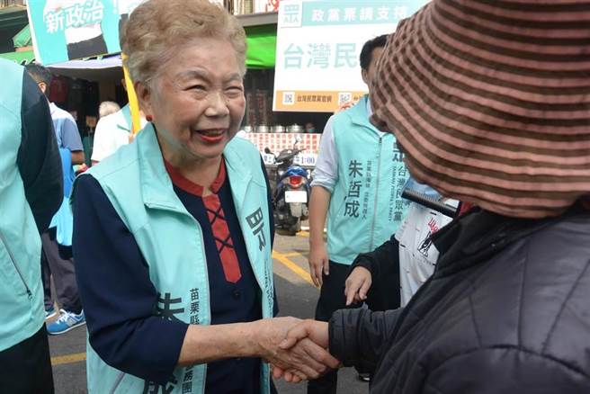 台北市长柯文哲母亲何瑞英受访时称怕被人说干政，没有去过市府、党部，但被人拿出证据打脸曾在市长室吃过便当。（本报资料照）