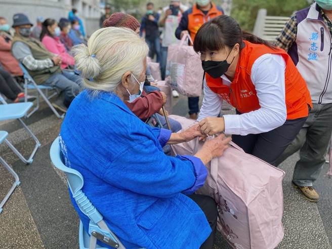 行政院中部辦公室執行長蔡培慧（右），到仁愛鄉送保暖棉被。（行政院中辦提供／廖志晃南投傳真）