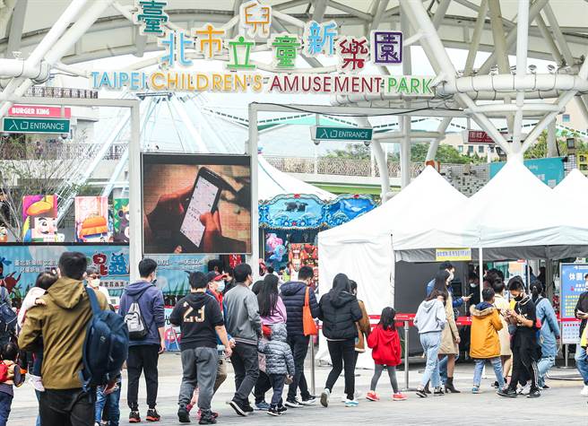 亞東醫院1名護理師（案17967）染疫，個案曾在13日到台北市科教館7F粉紅豬小妹特展及兒童新樂園。（本報資料照）