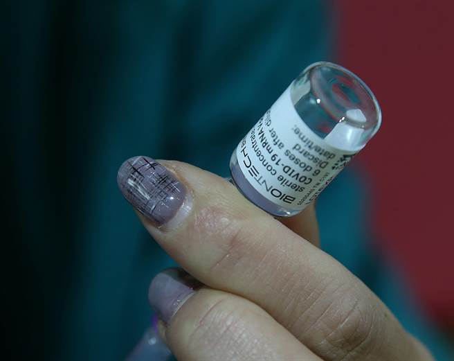 國人搶打第三劑疫苗，對於莫德納需求量大，台北市長柯文哲今表示，「我發現國人好像比較喜歡莫德納」，可能莫德納會先被預約掉，但莫德納跟BNT沒有醫學上的不一樣，強調自己第三劑是打BNT，請大家放心。圖為BNT疫苗。（陳怡誠攝）