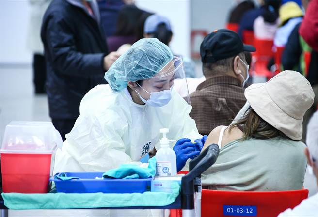 重启花博接种站？ 柯文哲问去哪找医生 估2月底前打完第3剂。（资料照/罗永铭摄）