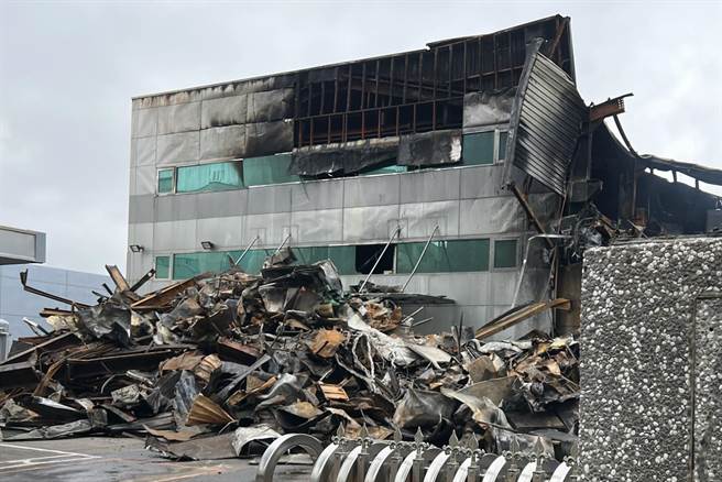 致佳科技公司湖口厂15日晚发生火警，位置为2楼制程区。（新竹县政府提供／罗浚滨新竹传真）