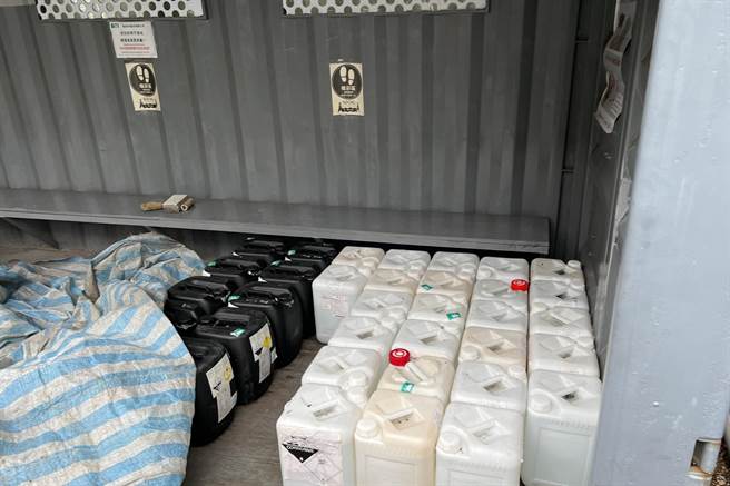 致佳科技公司湖口厂15日晚发生火警，警卫将1楼的化学品氟化氢，搬离至警卫室旁暂存区，因此未受火势波及。（新竹县政府提供／罗浚滨新竹传真）