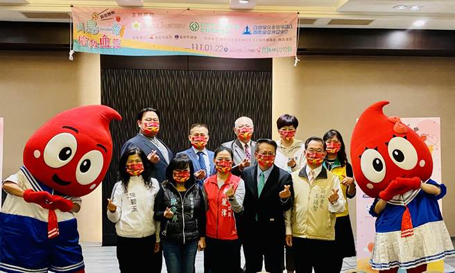 台南市不动产开发公会、大台南不动产开发公会及臺南市建筑经营协会近年积极投入公益活动，3方联手17日在安平区号召捐血，是台南市建筑业界首次举办捐血活动。（程炳璋摄）
