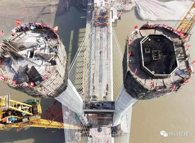 鳊鱼洲长江大桥是大陆首座设计时速350公里的长江铁路桥，桥址处河床水文地质复杂，粉砂层厚度大，桩基基巖强度高，巖溶较发育，主塔墩桩基钻孔深度最长达到了110米，为大陆高铁建设中桩基施工深度之最。（图：南昌铁路）