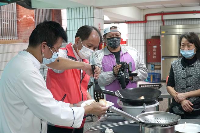 埔里镇长廖志城（左二）秀厨艺，动手煎萝卜糕。（民眾提供／廖志晃南投传真）